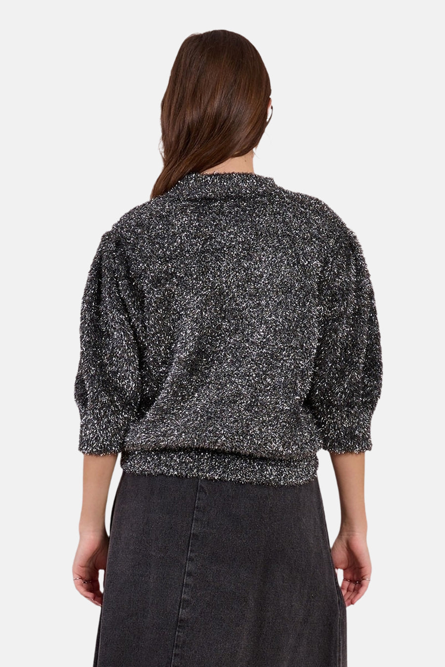 Pull à col rond argenté de Molly Bracken, avec des manches bouffantes et un ourlet élastique.
