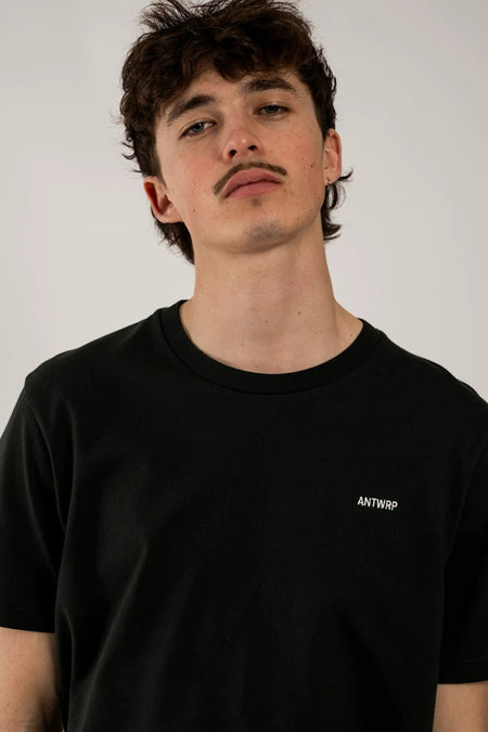 Zwart T-shirt met korte mouwen van ANTWRP, met een discreet wit logo op de borst.