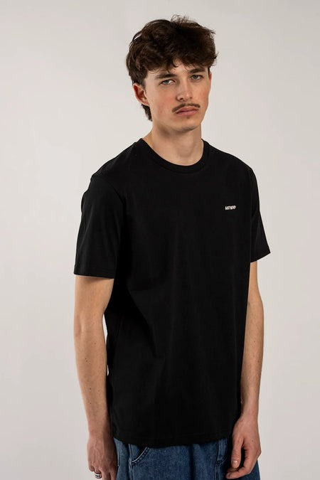 Zwart T-shirt met korte mouwen van ANTWRP, gedragen met een blauwe jeans.