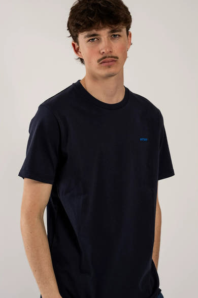 T-shirt bleu à manches courtes de ANTWRP, porté par un homme, sur un fond uni.
