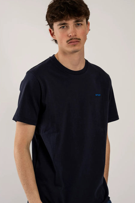 Blauw T-shirt met korte mouwen van ANTWRP, gedragen door een man, op een effen achtergrond.