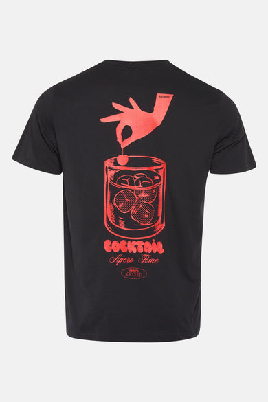 Zwart T-shirt met korte mouwen van ANTWRP, met een rode print van een hand die een kers in een glas laat vallen.