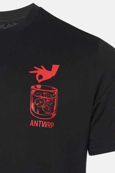 T-shirt à manches courtes noir d'ANTWRP, avec un imprimé rouge d'une main déposant une cerise dans un verre.