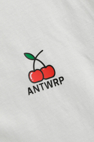 T-shirt blanc à manches courtes d'ANTWRP, avec motif de cerises et logo.
