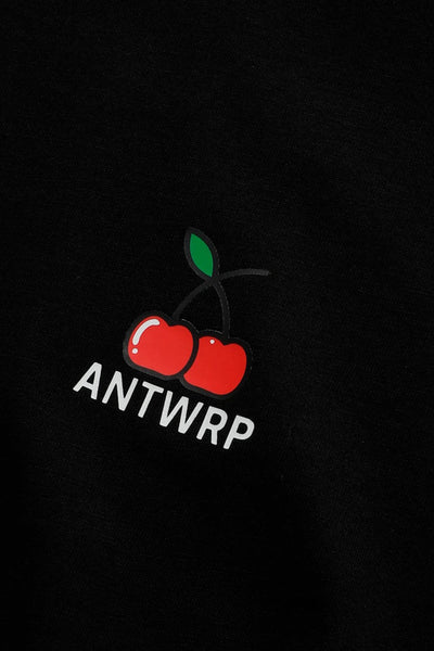 Zwart T-shirt met korte mouwen van ANTWRP met een rood kersenpatroon en de merknaam.