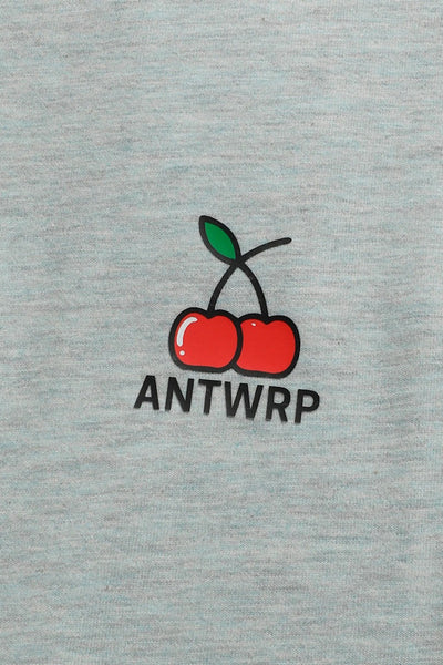 Groen T-shirt met korte mouwen van ANTWRP met een rood kersenpatroon en zwarte tekst.
