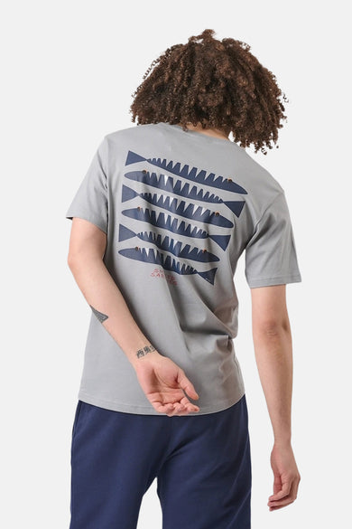 Grijs T-shirt met korte mouwen van ANTWRP met een blauw sardinepatroon op de rug.
