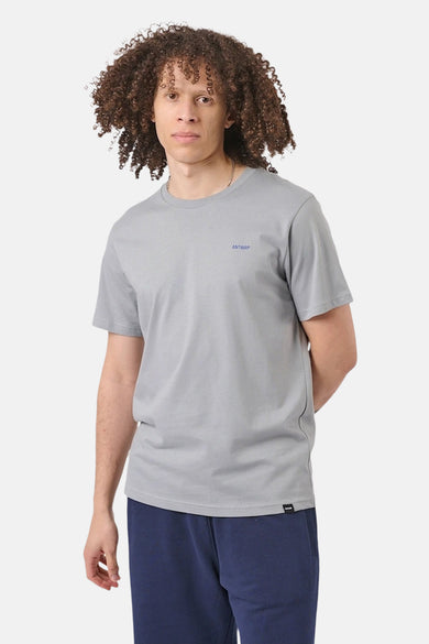 Grijs T-shirt met korte mouwen van ANTWRP, gedragen met een marineblauwe joggingbroek.