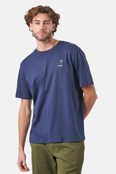Blauw T-shirt met korte mouwen van ANTWRP, met discreet palmboomlogo en gedragen met een kaki broek.
