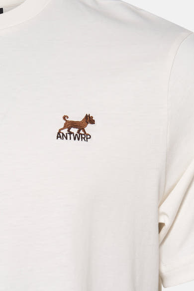 T-shirt à manches courtes écru de ANTWRP avec un logo brodé d'un chien et le nom de la marque.
