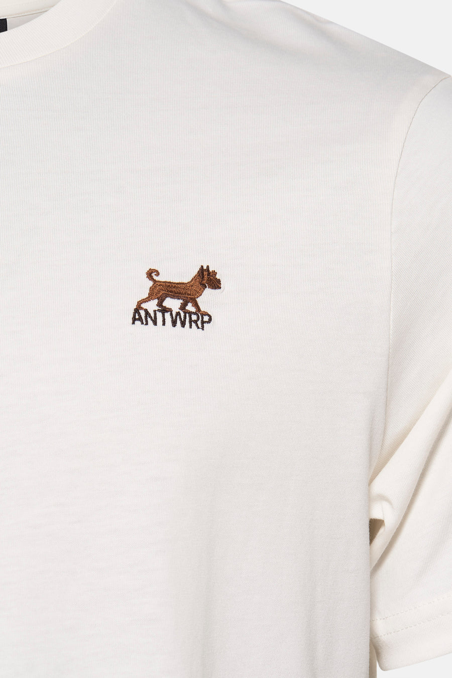 T-shirt à manches courtes écru de ANTWRP avec un logo brodé d'un chien et le nom de la marque.
