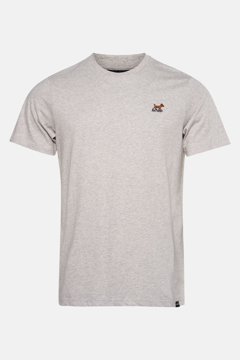 T-shirt gris à manches courtes de ANTWRP, avec un petit logo brodé représentant un chien et le nom de la marque.