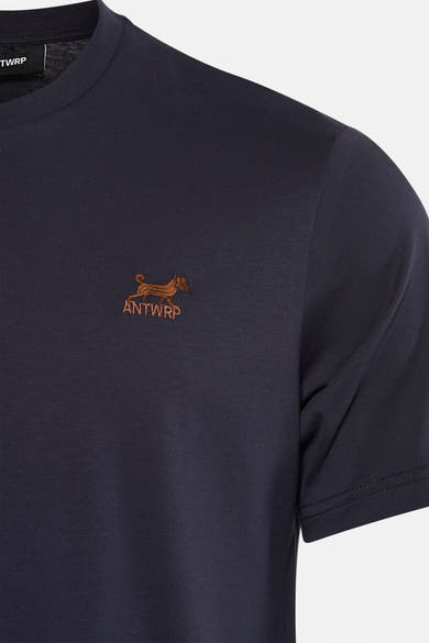 Blauw T-shirt met korte mouwen van ANTWRP met geborduurd hondlogo en belettering op de borst.