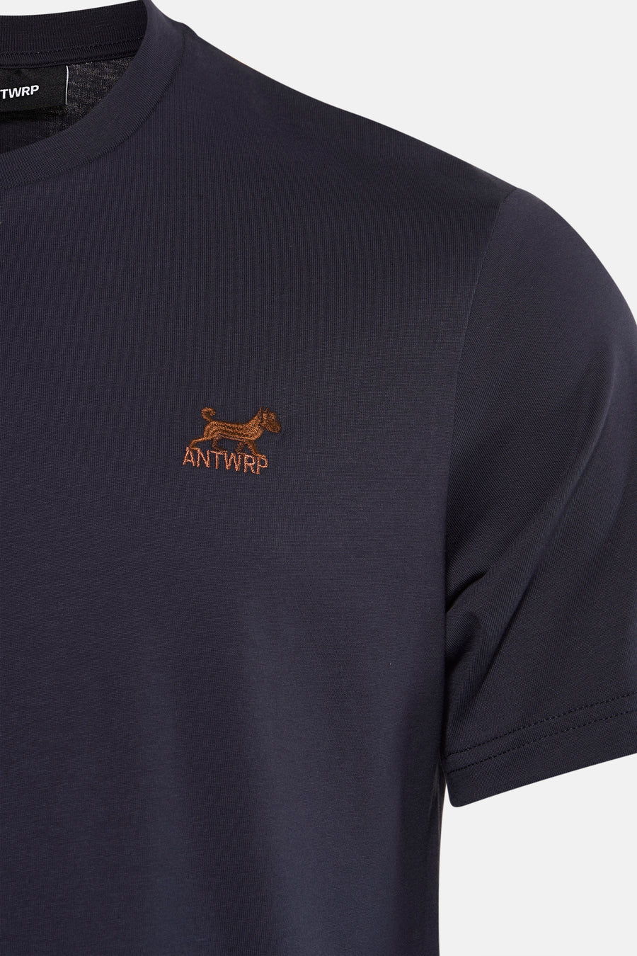 Blauw T-shirt met korte mouwen van ANTWRP met geborduurd hondlogo en belettering op de borst.