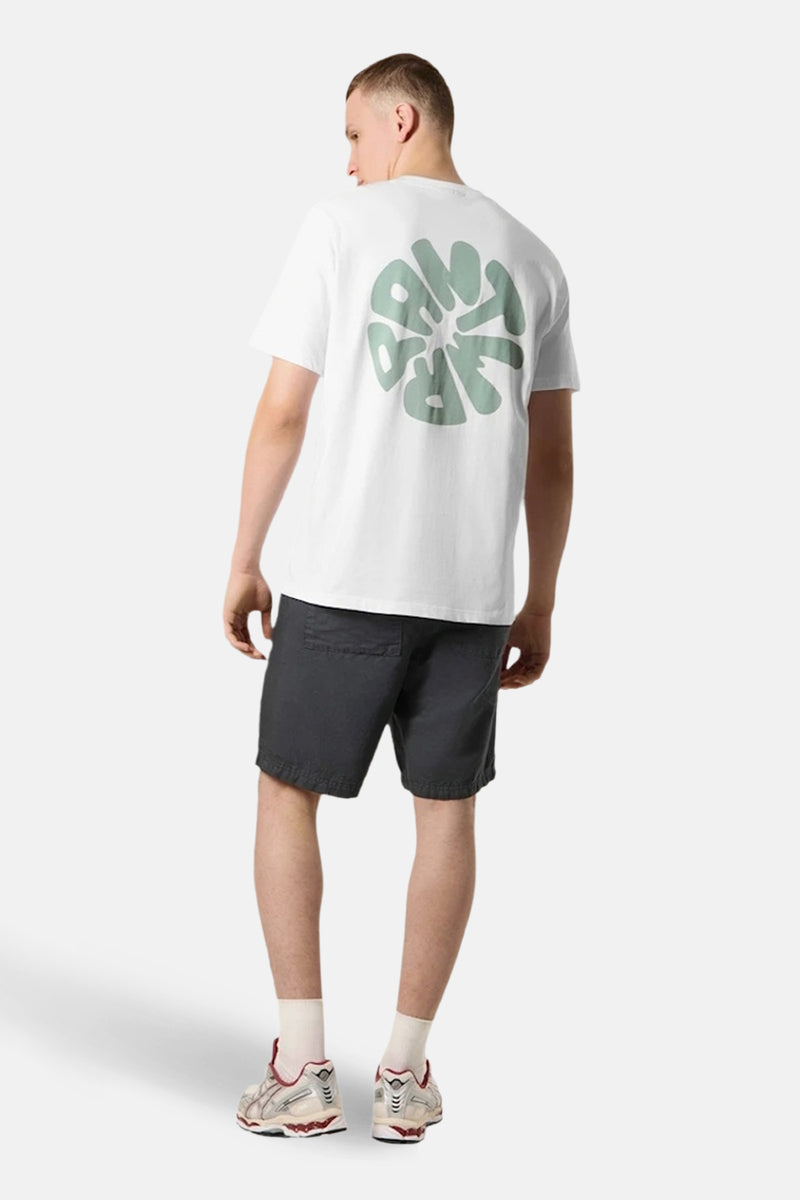 T-shirt à manches courtes blanc de ANTWRP, avec un motif graphique au dos, porté avec un short gris.