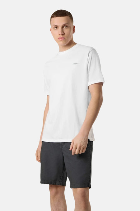 Wit T-shirt met korte mouwen van ANTWRP, gedragen met een antracietkleurige korte broek.