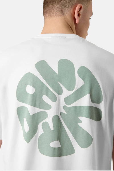T-shirt à manches courtes blanc par ANTWRP, avec un imprimé circulaire vert sauge au dos.
