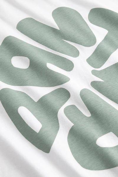 T-shirt blanc à manches courtes d'ANTWRP, avec un motif graphique vert pâle.