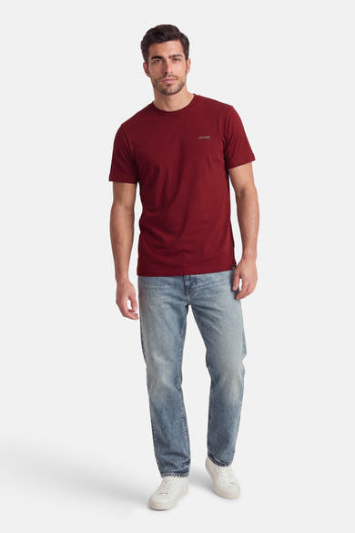 T-shirt à manches courtes rose d'ANTWRP, porté avec un jean délavé et des baskets blanches.