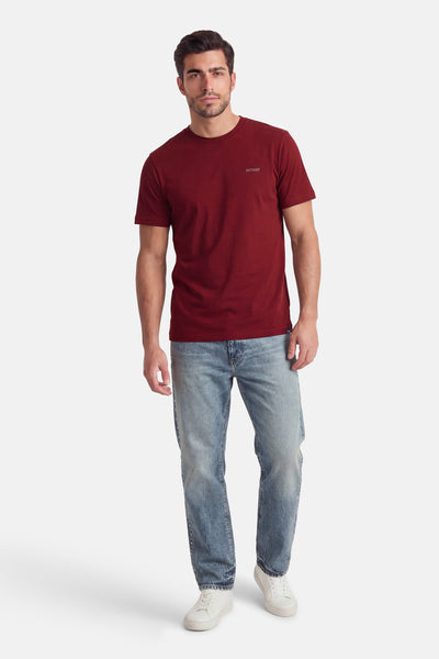 T-shirt à manches courtes rose d'ANTWRP, porté avec un jean délavé et des baskets blanches.