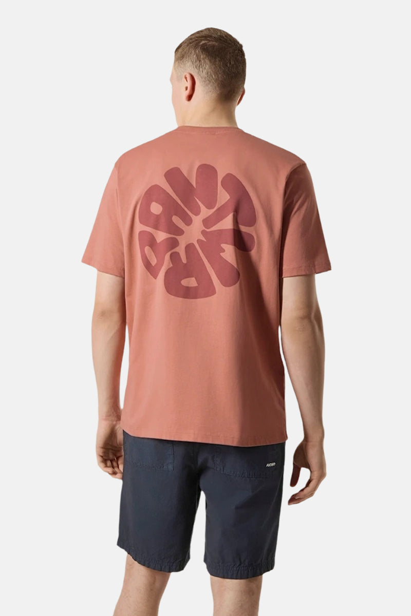 T-shirt à manches courtes rose d'ANTWRP, avec imprimé graphique circulaire au dos et porté avec un short bleu marine.
