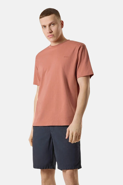 T-shirt à manches courtes rose d'ANTWRP, porté avec un short bleu marine uni.