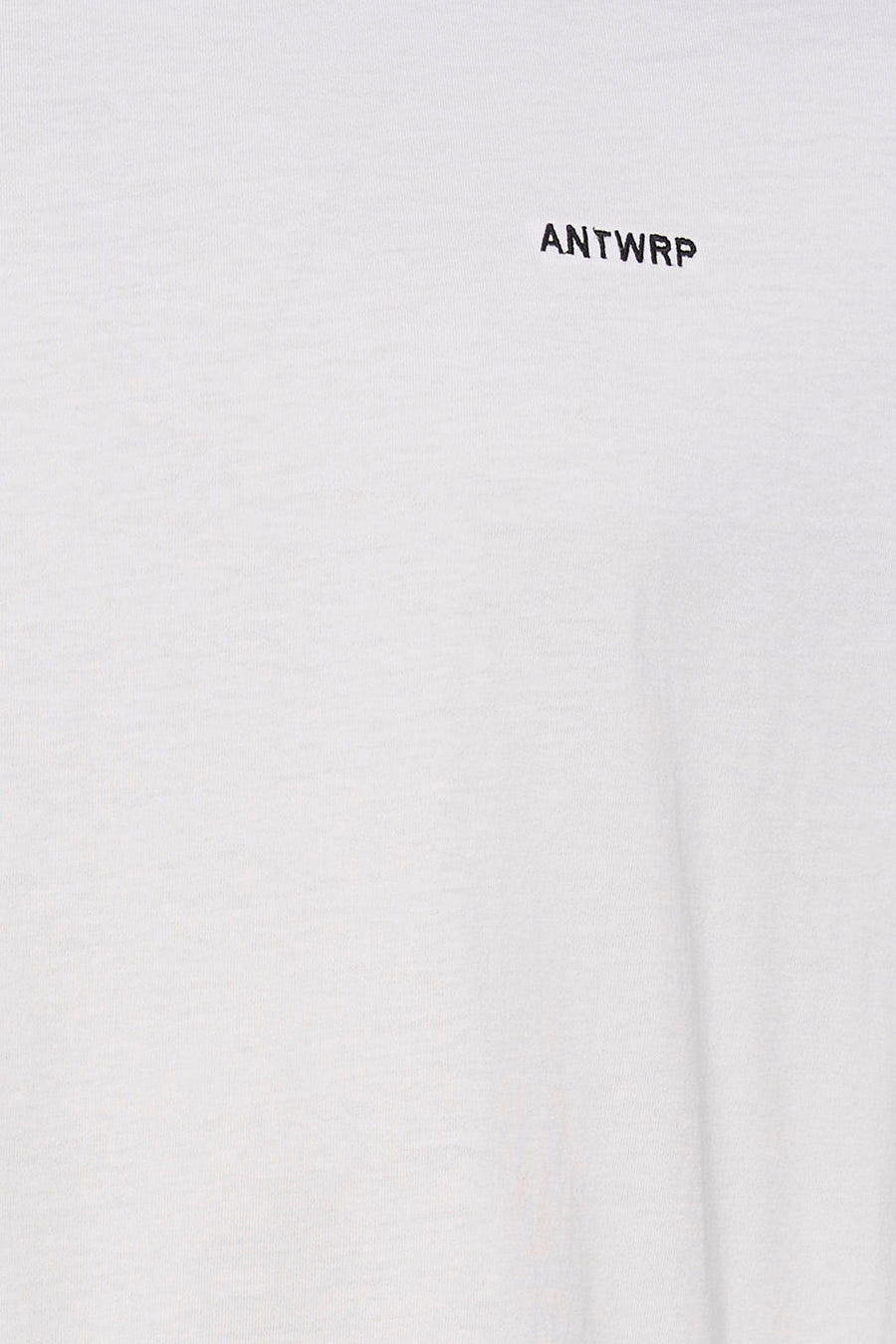 Wit T-shirt met korte mouwen van ANTWRP, met een klein zwart logo op de voorkant gedrukt.