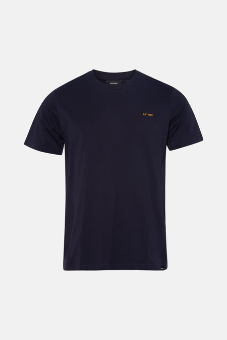 Blauw T-shirt met korte mouwen van ANTWRP, met oranje geborduurd logo op de borst, op een effen achtergrond.