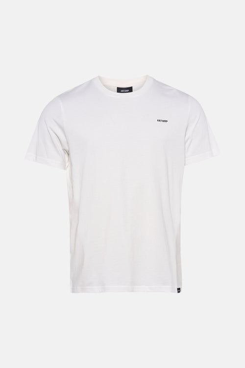 T-shirt blanc à manches courtes de ANTWRP, avec logo discret sur la poitrine et étiquette noire sur le bas.