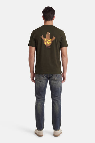 Kaki T-shirt met korte mouwen van ANTWRP met een grappige duivenprint op de rug, gedragen met een spijkerbroek en casual schoenen.