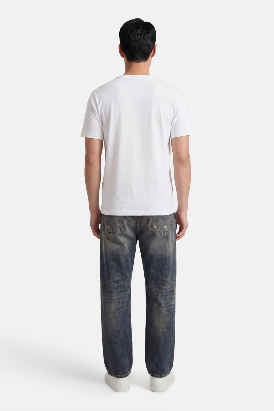Wit T-shirt met korte mouwen van ANTWRP, gedragen met een verbleekte spijkerbroek en witte sneakers, achtergezicht.