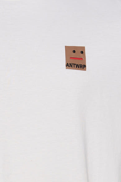 Wit T-shirt met korte mouwen van ANTWRP, met een geborduurd vierkant embleem op de voorkant.