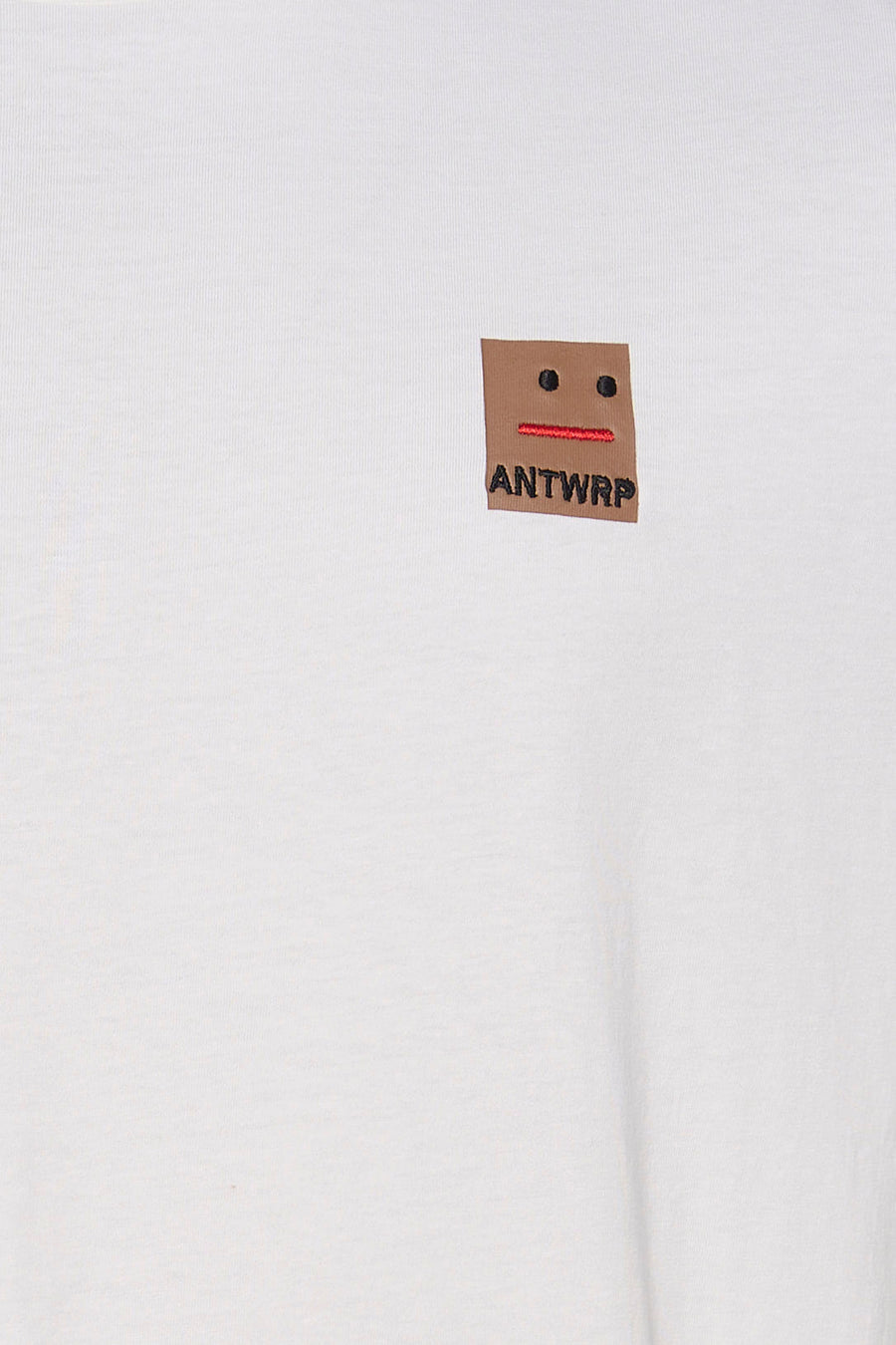 Wit T-shirt met korte mouwen van ANTWRP, met een geborduurd vierkant embleem op de voorkant.