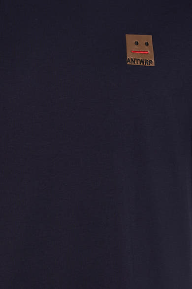 Blauw T-shirt met korte mouwen van ANTWRP, met decoratief vierkant embleem met een gezicht.