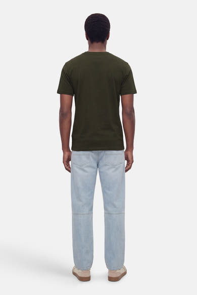 T-shirt à manches courtes kaki de ANTWRP, porté avec un jean bleu clair et des baskets beiges, vue de dos.