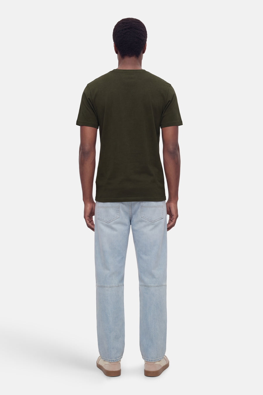 T-shirt à manches courtes kaki de ANTWRP, porté avec un jean bleu clair et des baskets beiges, vue de dos.