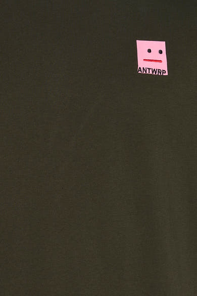 T-shirt kaki à manches courtes de ANTWRP, avec un patch décoratif rose en haut à droite.