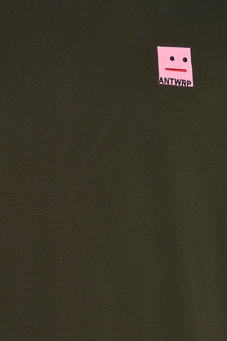 T-shirt kaki à manches courtes de ANTWRP, avec un patch décoratif rose en haut à droite.