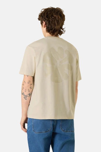 T-shirt à manches courtes écru d'ANTWRP avec un imprimé ton sur ton au dos, porté avec un jean bleu.