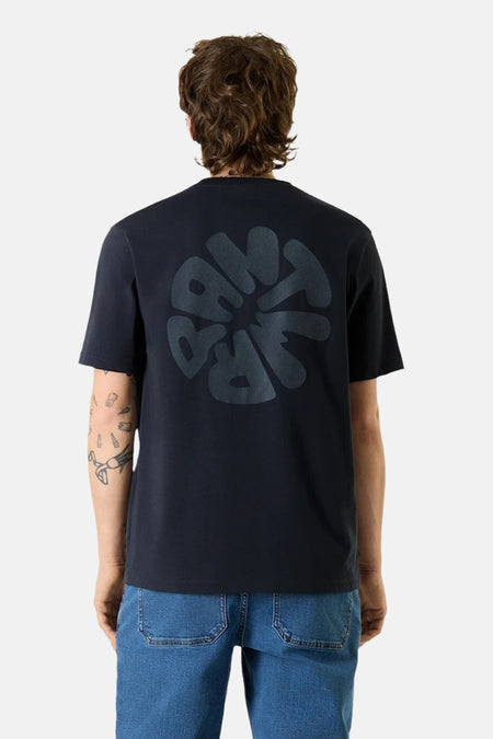 Blauw T-shirt met korte mouwen ANTWRP, met een cirkelvormig patroon op de rug.