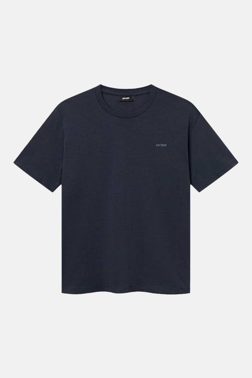 T-shirt bleu à manches courtes de ANTWRP, avec logo discret sur la poitrine, sur fond uni.