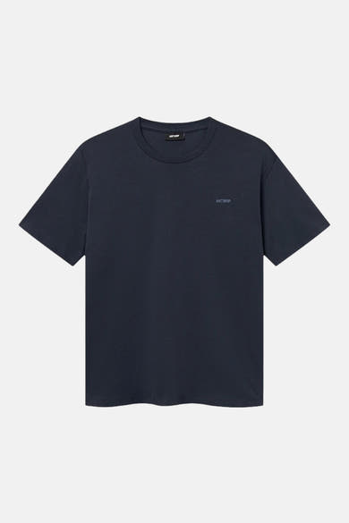 T-shirt bleu à manches courtes de ANTWRP, avec logo discret sur la poitrine, sur fond uni.