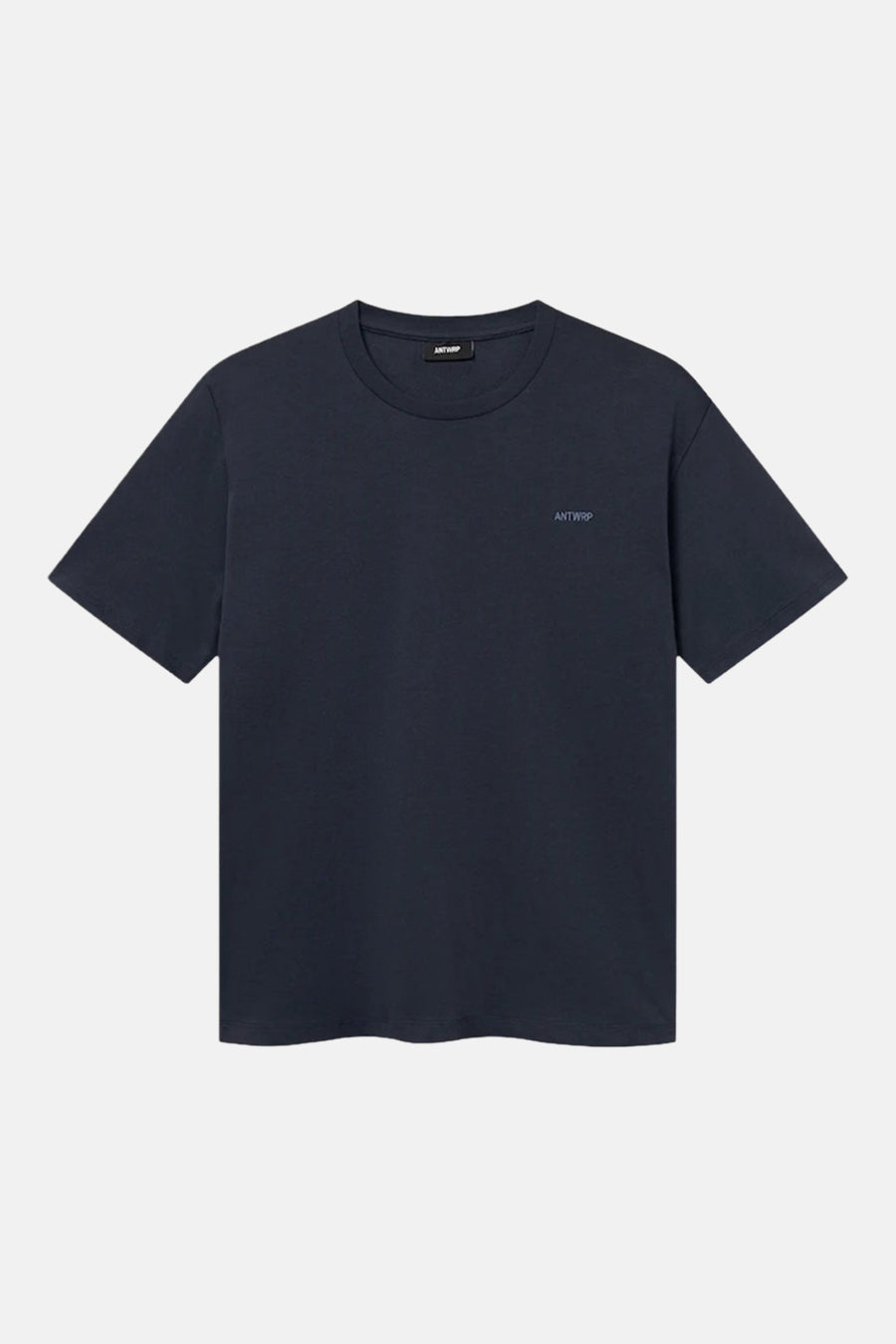 T-shirt bleu à manches courtes de ANTWRP, avec logo discret sur la poitrine, sur fond uni.