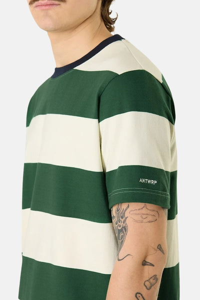 T-shirt rayé vert et blanc de ANTWRP, avec col rond bleu marine et logo sur la manche.
