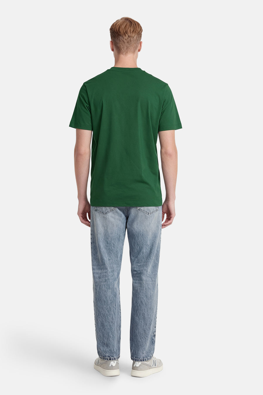 T-shirt à manches courtes vert de ANTWRP, porté avec un jean bleu clair et des baskets grises, vue de dos.