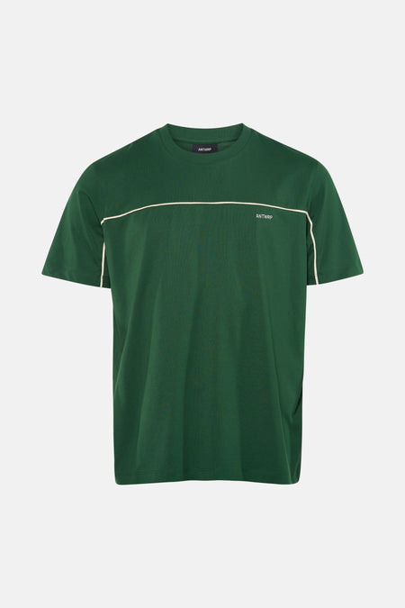 Groen T-shirt met korte mouwen van ANTWRP, met witte biesjes aan de mouwen en kraag, gedragen met een spijkerbroek en sneakers.