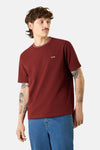 T-shirt bordeaux à manches courtes d'ANTWRP, avec col rayé et porté avec un jean bleu.