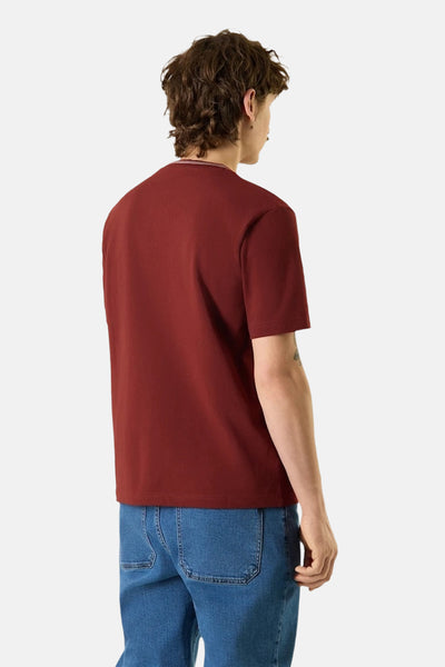 T-shirt bordeaux de ANTWRP, uni, porté avec un jean bleu.