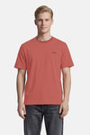 T-shirt à manches courtes rose de ANTWRP avec col rond à rayures et inscription sur la poitrine, porté avec un jean foncé.