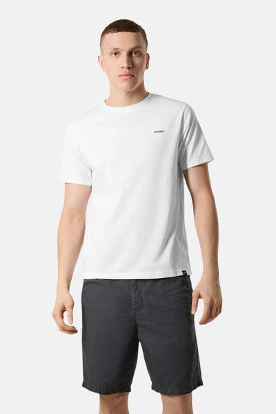 T-shirt blanc à manches courtes d'ANTWRP, porté avec un short anthracite.